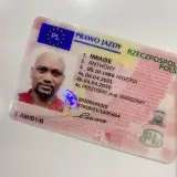Polskie prawo jazdy Anthony'ego Nwaise, wydane w Warszawie. Dokument potwierdza jego uprawnienia do kierowania pojazdami, co jest kluczowe, by móc legalnie prowadzić samochód bez egzaminu.