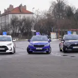 Trzy samochody z literą "L" na dachu, gotowe do nauki jazdy. Idealne do kursu prawa jazdy online.