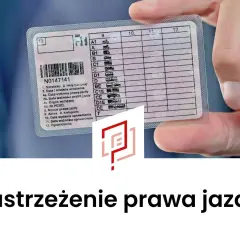 Dłoń trzyma prawo jazdy. Dowiedz się, jak zastrzec prawo jazdy, aby uniknąć problemów.