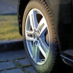 Nowe opony letnie do samochodu – kluczowe kwestie dla kierowców