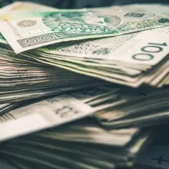 Stos banknotów 100 zł. Tyle może kosztować element malowania samochodu, jeśli wybierzesz droższe materiały.