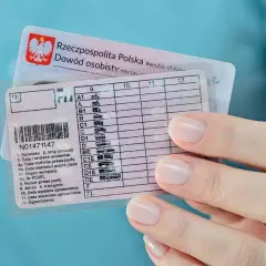 Dłoń trzyma polskie prawo jazdy i dowód osobisty. Teraz wiesz, co zrobić po zdaniu prawa jazdy!