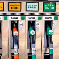 Na dystrybutorze paliw widać dystrybutory z napisami "DIESEL" i "GAZOLE", co jasno pokazuje, że olej napędowy to diesel.