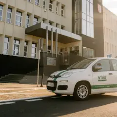 Samochód szkoleniowy przed budynkiem WORD. Zastanawiasz się, ile kosztują egzaminy w WORD? Sprawdź ofertę szkoły jazdy STAR.