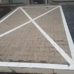 Nowe linie wyznaczają parking z kopertą, czyli miejsce dla osób niepełnosprawnych.