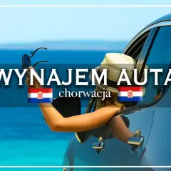 Kobieta z kapeluszem wychyla się z samochodu, trzymając okulary. Napis "WYNAJEM AUTA chorwacja" sugeruje, ile kosztuje wynajem samochodu na wakacje.