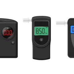 Trzy alkomaty cyfrowe. Jeden pokazuje 0.00, drugi 8.50‰, a trzeci 0.258 mg/L. Czy na Orlenie jest alkomat?