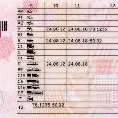 Numer druku prawa jazdy A0000043 znajduje się pod kodem kreskowym.
