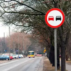 Wyprzedzanie pojazdów uprzywilejowanych: Co mówią znaki drogowe?