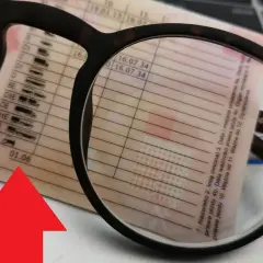Okulary na dokumencie prawa jazdy. Czy do zdjęcia na prawo jazdy można mieć okulary? Tak, jeśli nie zasłaniają twarzy.