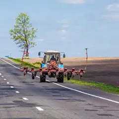 Traktor z siewnikiem jedzie po drodze. Czy traktorkiem kosiarka można jeździć po drodze? To zależy od jego przeznaczenia.