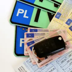 Kluczyki do auta, kilka praw jazdy i dowody rejestracyjne – wszystko gotowe, kiedy prawo jazdy do odbioru.