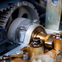 Zbliżenie na mechanizm rozrządu diesla z paskiem i kołami zębatymi. Pytanie: co ile wymieniać rozrząd w dieslu?