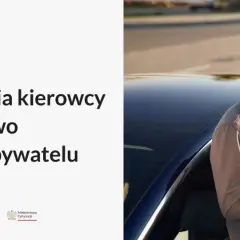 Gdzie sprawdzić uprawnienia kierowcy? Łatwo i szybko w mObywatelu. Mężczyzna z telefonem przy samochodzie.