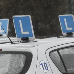 Na dachach aut szkoleniowych widnieją tablice z literą "L". Zastanawiasz się, ile ważny jest kurs prawa jazdy bez egzaminu?