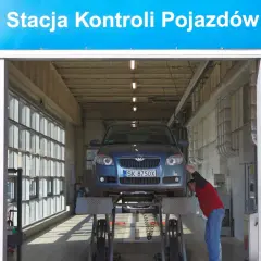 Pracownik sprawdza auto na podnośniku. Dowiedz się, ile kosztuje diagnostyka auta.