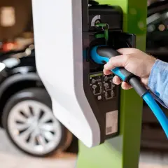 Ile kosztuje ładowanie samochodu elektrycznego: poznaj aktualne ceny