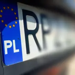 Tablica rejestracyjna z symbolem PL i gwiazdkami UE. To ważny element, gdy zastanawiasz się, co jest potrzebne do rejestracji samochodu.