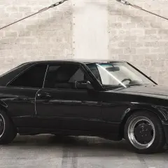 Mercedes-Benz AMG 560 SEC: Ikona elegancji i osiągów, która fascynuje