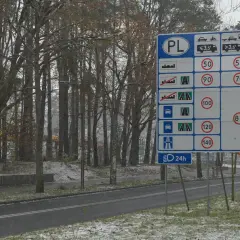 Znak drogowy PL informuje o ograniczeniach prędkości na drogach dwukierunkowych jednojezdniowych.