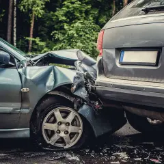 Zmiażdżone samochody po wypadku. Zastanawiasz się, co grozi za wypadek śmiertelny?