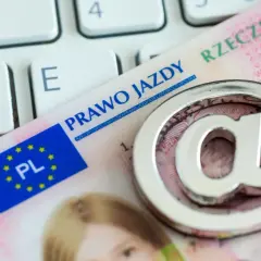 Klawiatura i symbol @ na dokumencie "Prawo jazdy". Zastanawiasz się, gdzie kupić prawo jazdy?