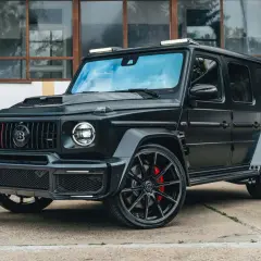 Czarny Brabus z czerwonymi akcentami na grillu. Czy Brabus to Mercedes? Tak, to tuningowana wersja Mercedesa G-klasy.