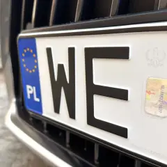 Nowe tablice rejestracyjne z unijnym symbolem i godłem Polski. Zastanawiasz się, ile kosztują nowe tablice rejestracyjne?
