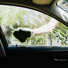 5 trików na szybkie sprzątanie auta przed podróżą