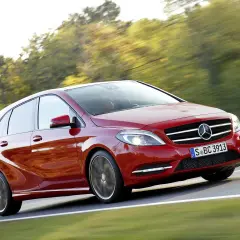 Mercedes Klasy B benzynowy – specyfikacja, historia i komfort jazdy