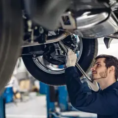 Ile zarabiają mechanicy samochodowi? Poznaj aktualne stawki w Polsce