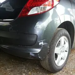 Skuteczne usuwanie rys z samochodu domowym sposobem: 5 tanich metod