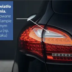 Białe światło cofania zintegrowane w tylnej lampie. Widać jego biały element.