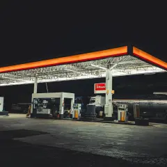 Nocna stacja paliw z dystrybutorami V-Power. Tu znajdziesz najlepsze paliwo dla swojego pojazdu.