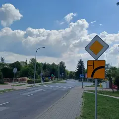 Znak "ustąp pierwszeństwa" i znak informujący o zakazie wyprzedzania. Pamiętaj, że masz obowiązek zachować bezpieczny odstęp od omijanego pojazdu.