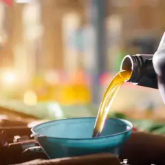 Olej samochodowy wlewa się do silnika. Który olej lepszy Motul czy Liqui Moly? Wybór zależy od potrzeb.