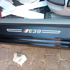 Nakładki progowe E39 z włókna węglowego. Zastanawiasz się, ile kosztuje wstawienie progów w samochodzie?