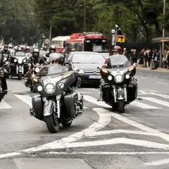 Motocykliści w kolumnie na drodze. Pamiętaj, jaki odstęp należy zachować wyprzedzając motocyklistę, by zapewnić bezpieczeństwo.