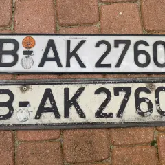 Dwie tablice rejestracyjne z Niemiec, B-AK 2760. Zastanawiasz się, ile kosztują tablice zjazdowe w Niemczech?