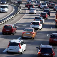Korki na autostradzie, wiele samochodów, w tym Volvo i Volkswagen. Zastanawiasz się, jak sprowadzić auto ze Szwecji?