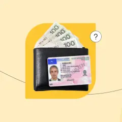 Portfel z pieniędzmi i prawem jazdy. Zastanawiasz się, ile kosztuje godzina jazdy doszkalającej?