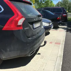 Czarny Volvo V60 z zamontowanym hakiem. Zastanawiasz się, ile kosztuje legalizacja haka w samochodzie?