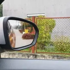 Jak bezpiecznie cofać na drodze? Przepisy i wskazówki