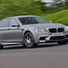 BMW M5 F10 – niezwykłe osiągi, luksus i technologie, które zachwycają