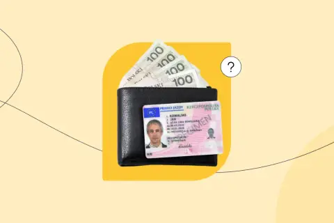 Portfel z pieniędzmi i prawem jazdy. Zastanawiasz się, ile kosztuje godzina jazdy doszkalającej?