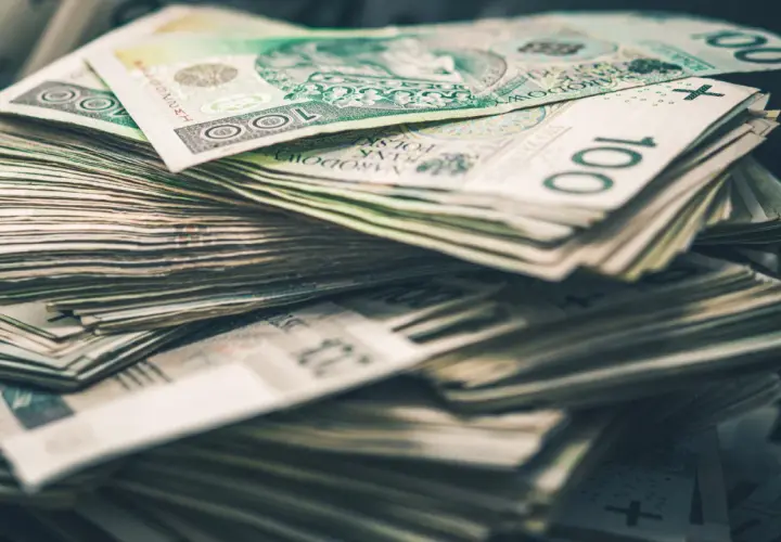 Stos banknotów 100 zł. Tyle może kosztować element malowania samochodu, jeśli wybierzesz droższe materiały.