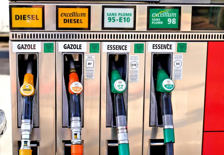 Na dystrybutorze paliw widać dystrybutory z napisami "DIESEL" i "GAZOLE", co jasno pokazuje, że olej napędowy to diesel.