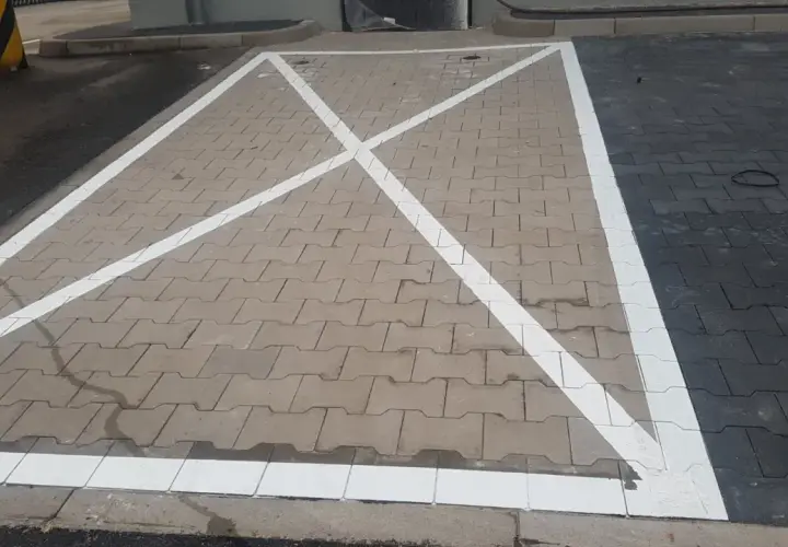 Nowe linie wyznaczają parking z kopertą, czyli miejsce dla osób niepełnosprawnych.