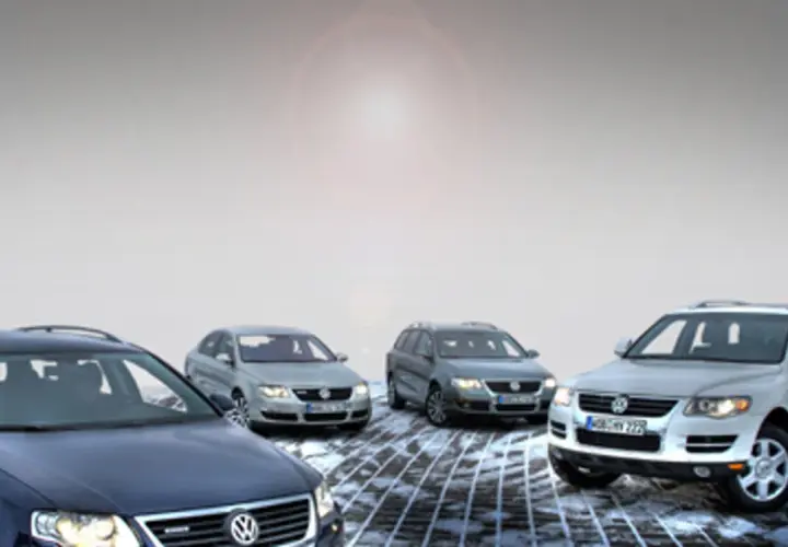 Cztery samochody Volkswagen, w tym jeden z napisem HYBRID, stoją na zaśnieżonej drodze. To pokazuje, co oznacza Bluemotion – ekologiczne i oszczędne rozwiązania.