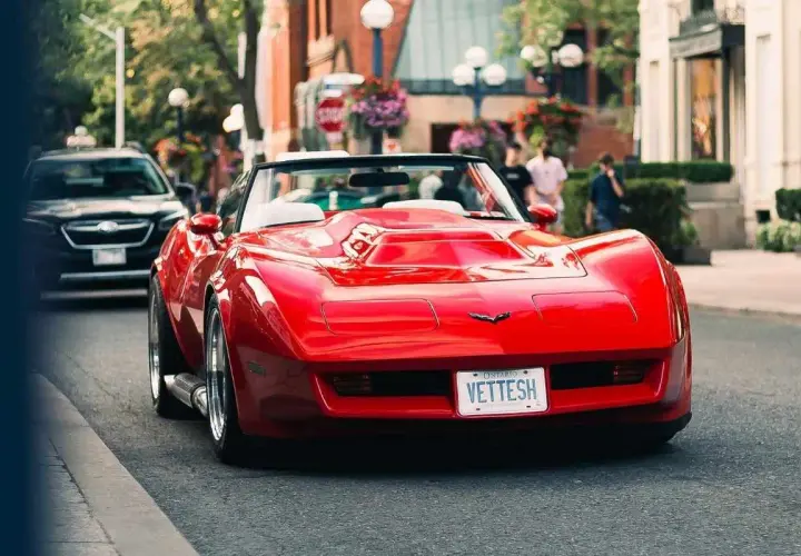 Czerwony Chevrolet Corvette na ulicy. Zastanawiasz się, ile wynosi cło z USA na samochód?